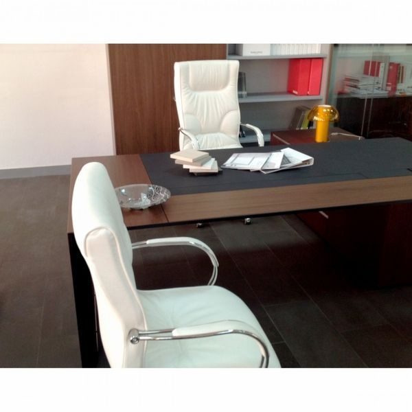 Крісло DILE BOSS WHITE для керівника, шкіряне, чорне 01439 фото